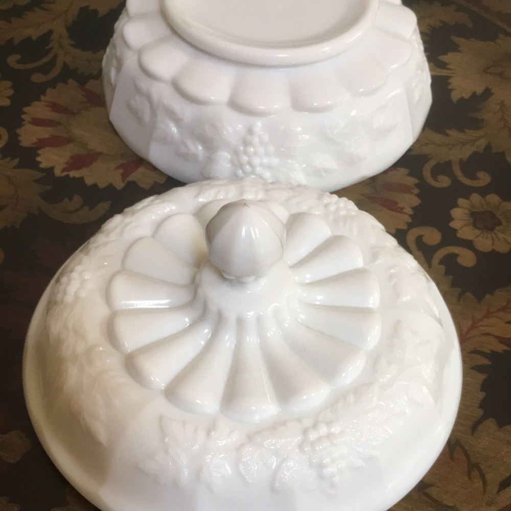 Vintage Westmoreland Grape Milk Glass Large Candy Dish With Lid Signed - Picture 10 of 16